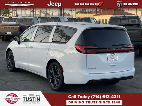 New 2026 Chrysler Pacifica Select FWD image 4
