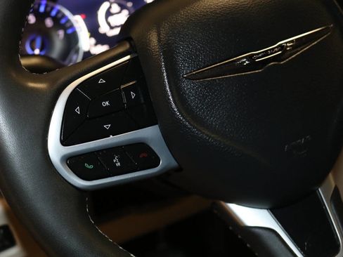 Used 2023 Chrysler Pacifica Touring-L image 39