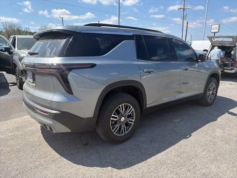 Used 2024 Chevrolet Traverse LT image 5