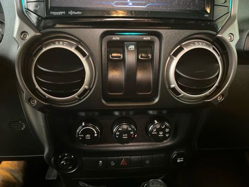 Used 2015 Jeep Wrangler Rubicon w/ Power Convenience Group image 20