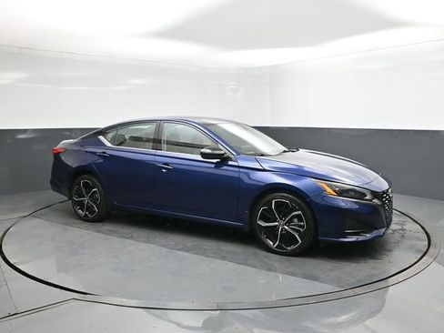 Used 2024 Nissan Altima 2.5 SR w/ SR Premium Package image 17