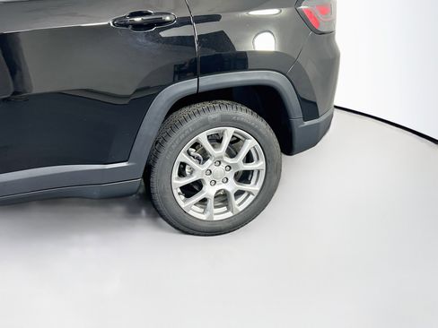 Used 2022 Jeep Compass Latitude w/ Sun and Sound Group AWD/4WD image 29