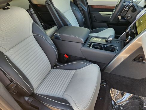 Used 2024 Land Rover Discovery Dynamic SE AWD/4WD image 9