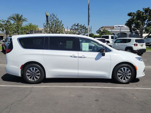 Used 2024 Chrysler Pacifica Select image 31