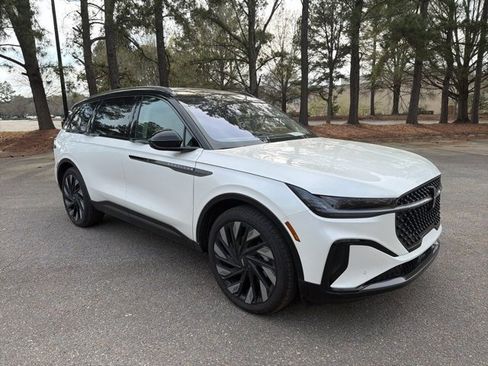 Used 2025 Lincoln Nautilus Reserve w/ Jet Appearance Package image 7