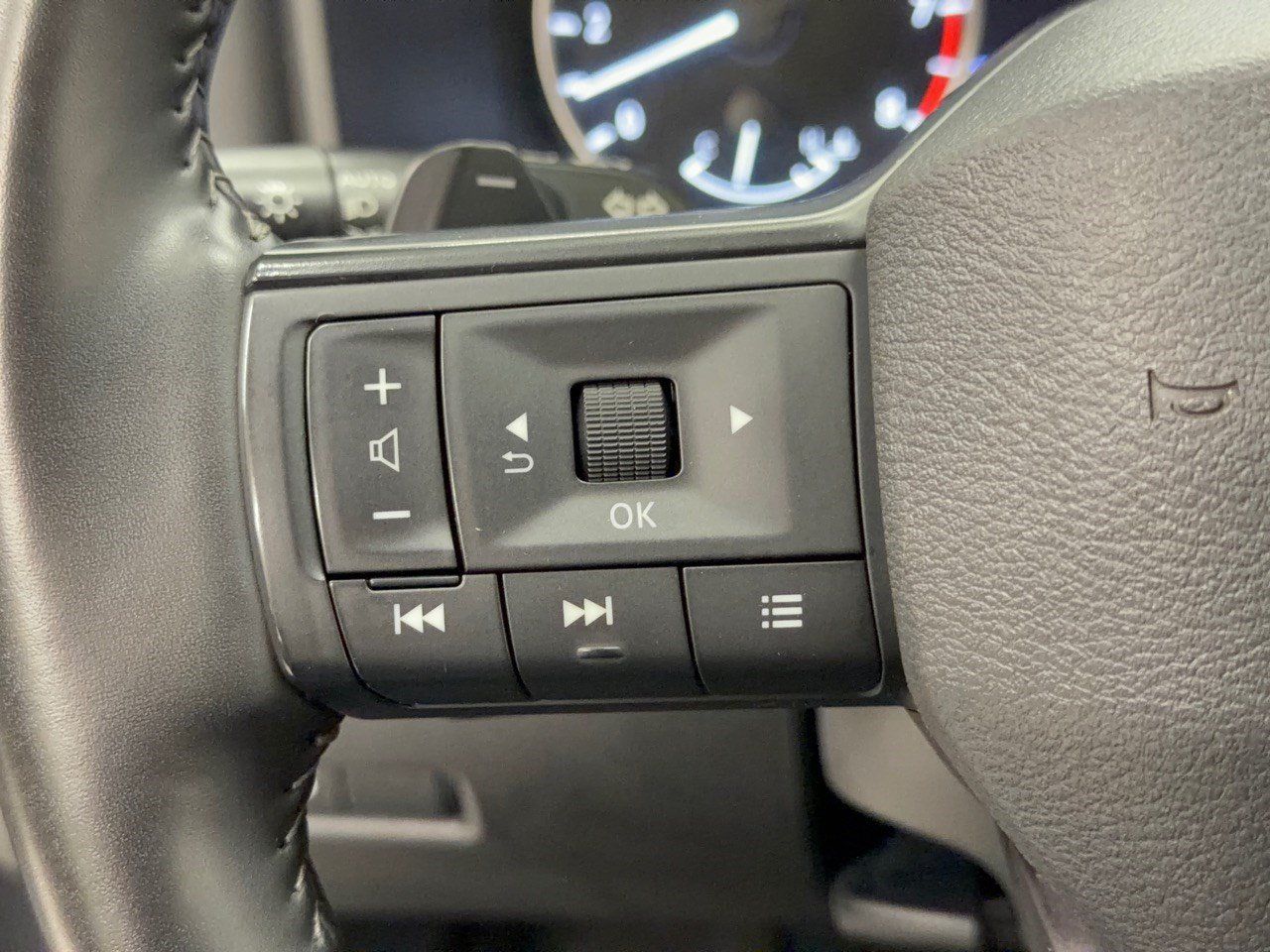 Used 2025 Nissan Rogue SV AWD/4WD image 18