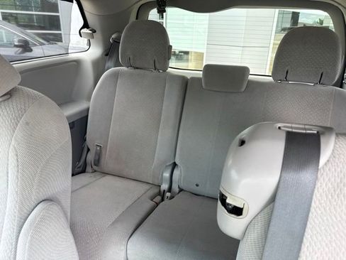 Used 2014 Toyota Sienna LE FWD image 28
