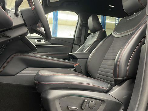 Used 2025 Ford Explorer ST-Line w/ ST-Line Street Pack image 12