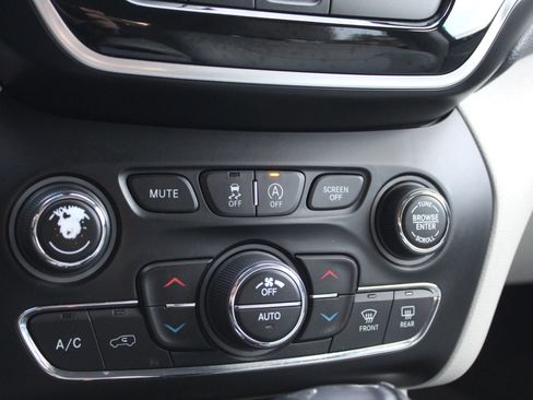 Used 2019 Jeep Cherokee Limited image 31