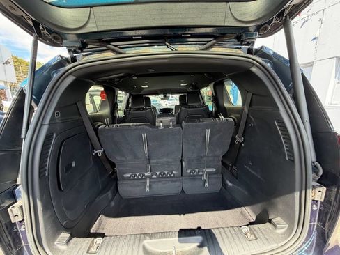 Used 2023 Chrysler Pacifica Touring-L w/ S Appearance Package FWD image 12