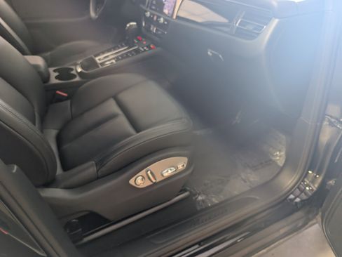Used 2025 Porsche Macan image 19