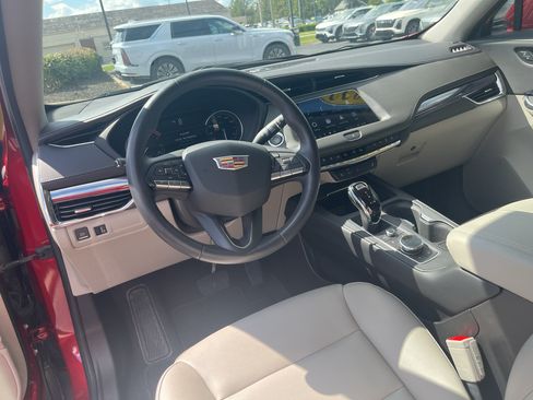 Used 2023 Cadillac XT4 Luxury w/ Cold Weather Package FWD image 24