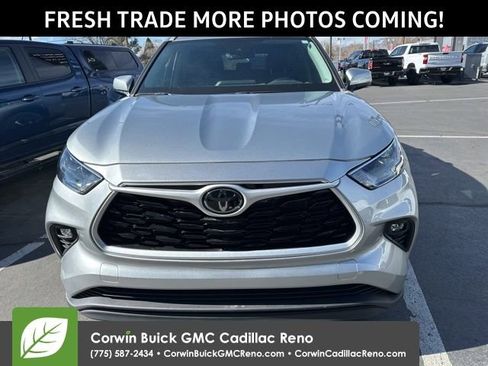 Used 2022 Toyota Highlander XLE image 2