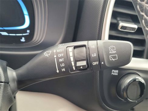 Used 2025 Hyundai Venue SEL image 18