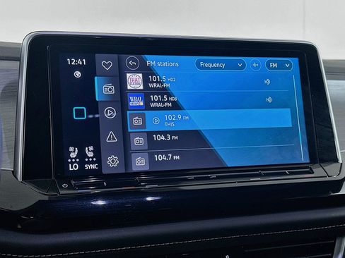 Used 2025 Volkswagen Atlas Cross Sport SE FWD image 21