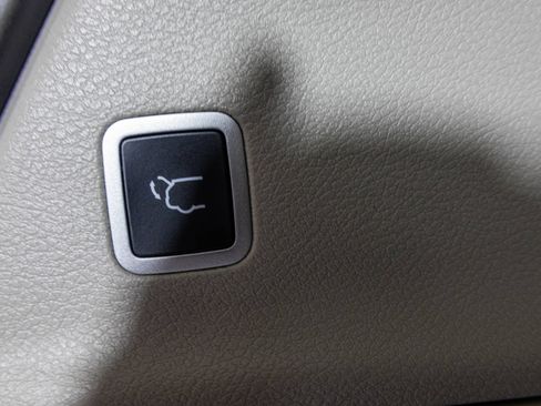 Used 2024 Chrysler Pacifica Limited FWD image 42