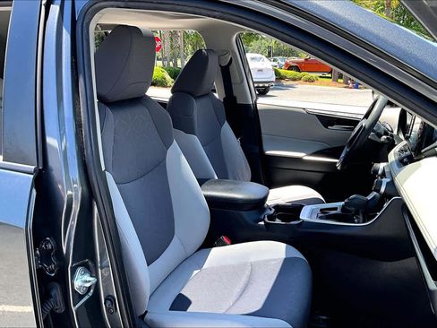 Used 2021 Toyota RAV4 XLE w/ Convenience Package FWD image 9
