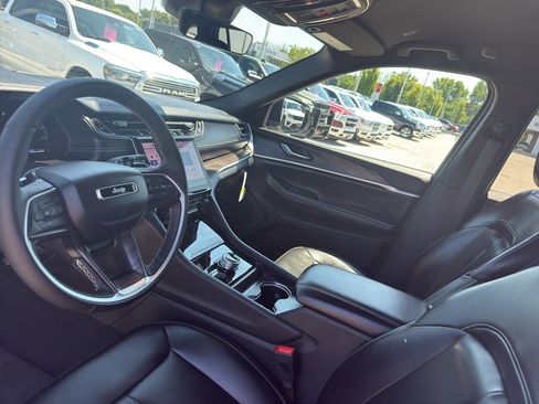 Used 2025 Jeep Grand Cherokee Limited AWD/4WD image 26