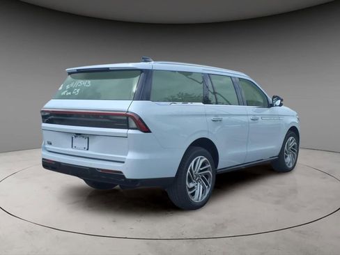 New 2026 Lincoln Navigator Reserve AWD/4WD image 9