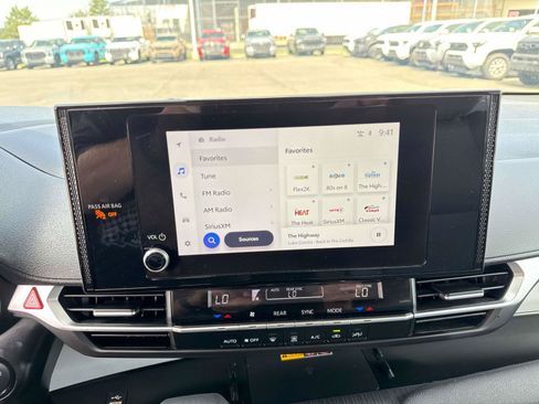 Used 2025 Toyota Sienna LE FWD image 23