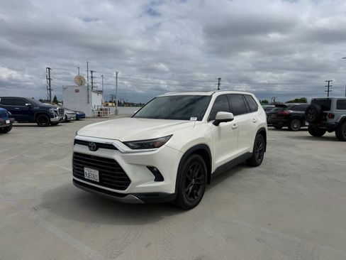 Used 2024 Toyota Grand Highlander FWD image 1