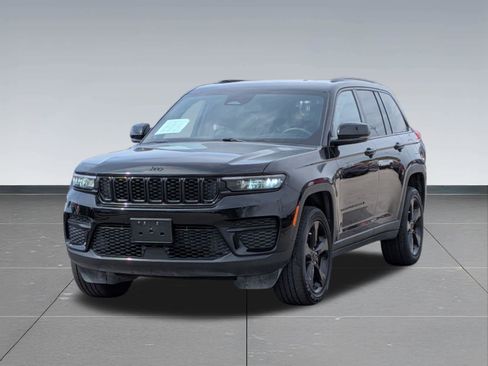 Used 2023 Jeep Grand Cherokee Altitude AWD/4WD image 10