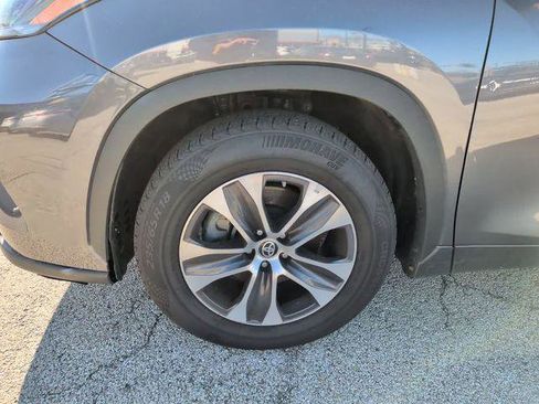 Certified 2024 Toyota Highlander XLE FWD image 8