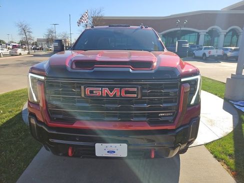 Used 2024 GMC Sierra 2500 AT4X image 2