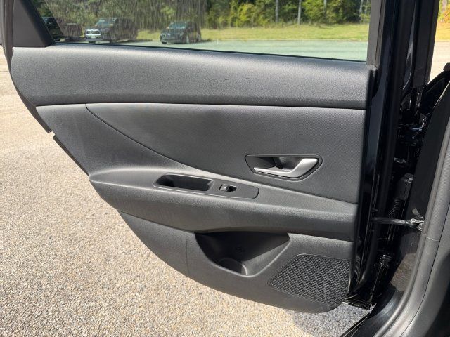 Used 2025 Hyundai Elantra SE FWD image 31