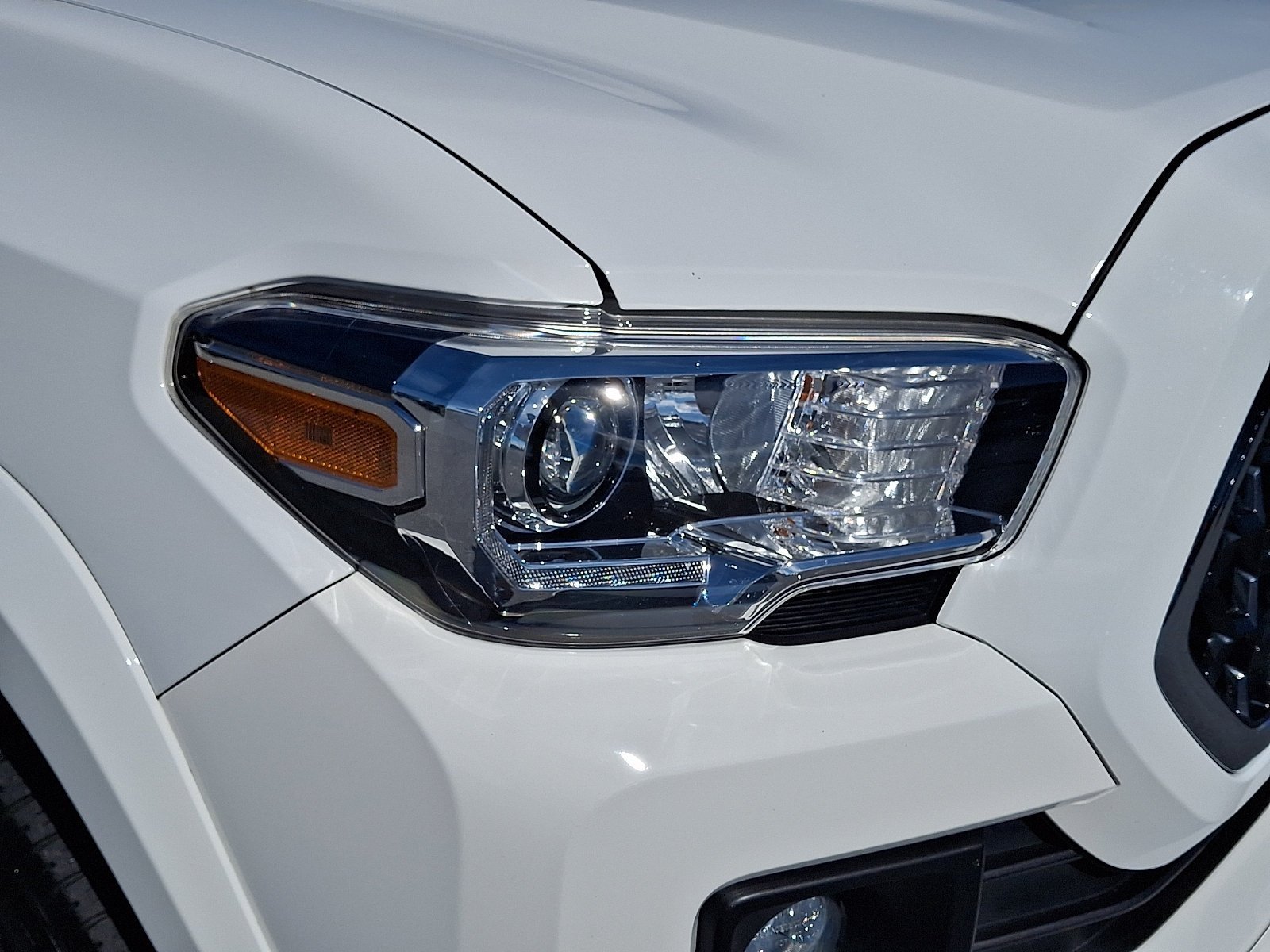 Used 2018 Toyota Tacoma TRD Sport AWD/4WD image 10