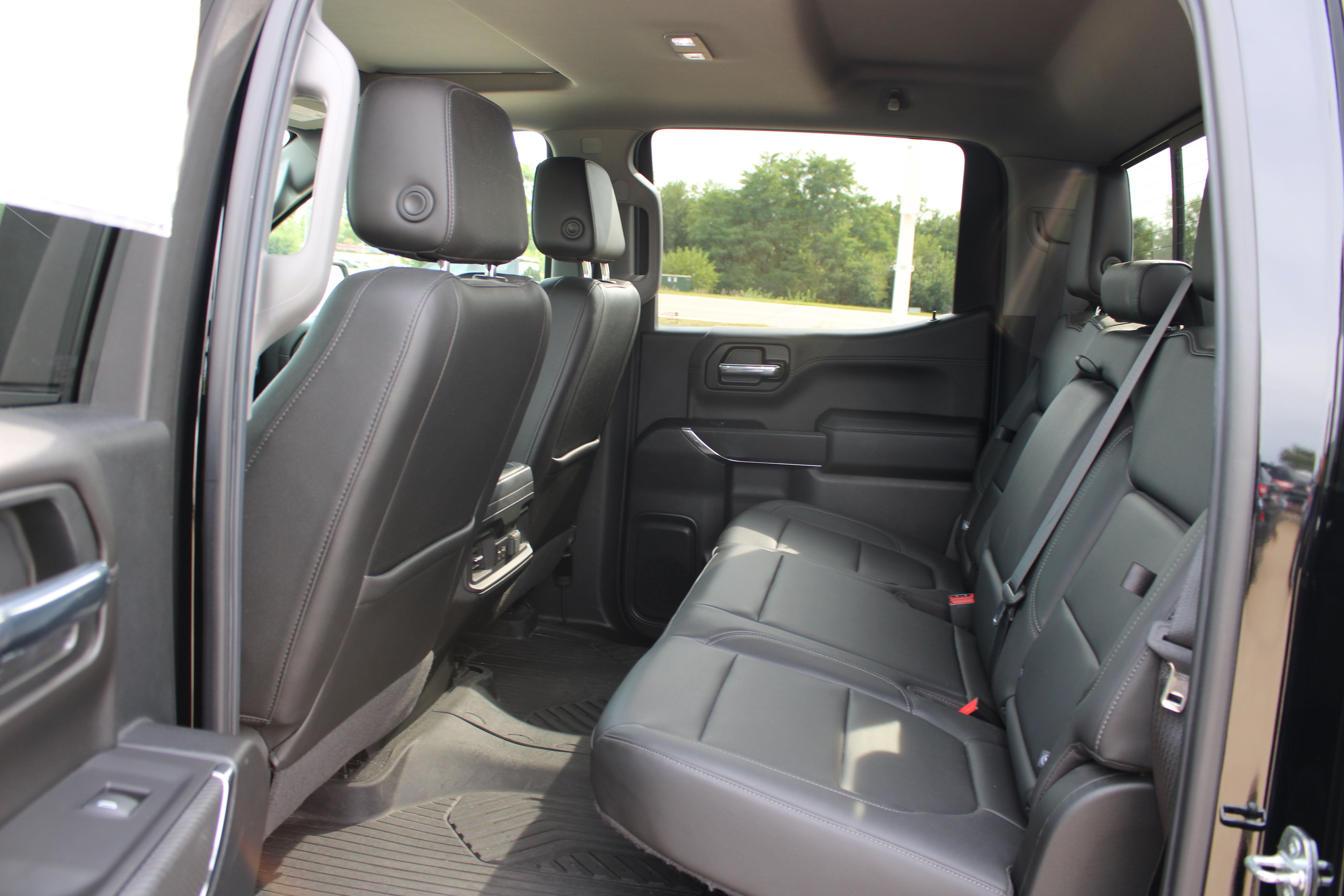 Used 2020 Chevrolet Silverado 1500 LT Trail Boss w/ Midnight Edition AWD/4WD image 15