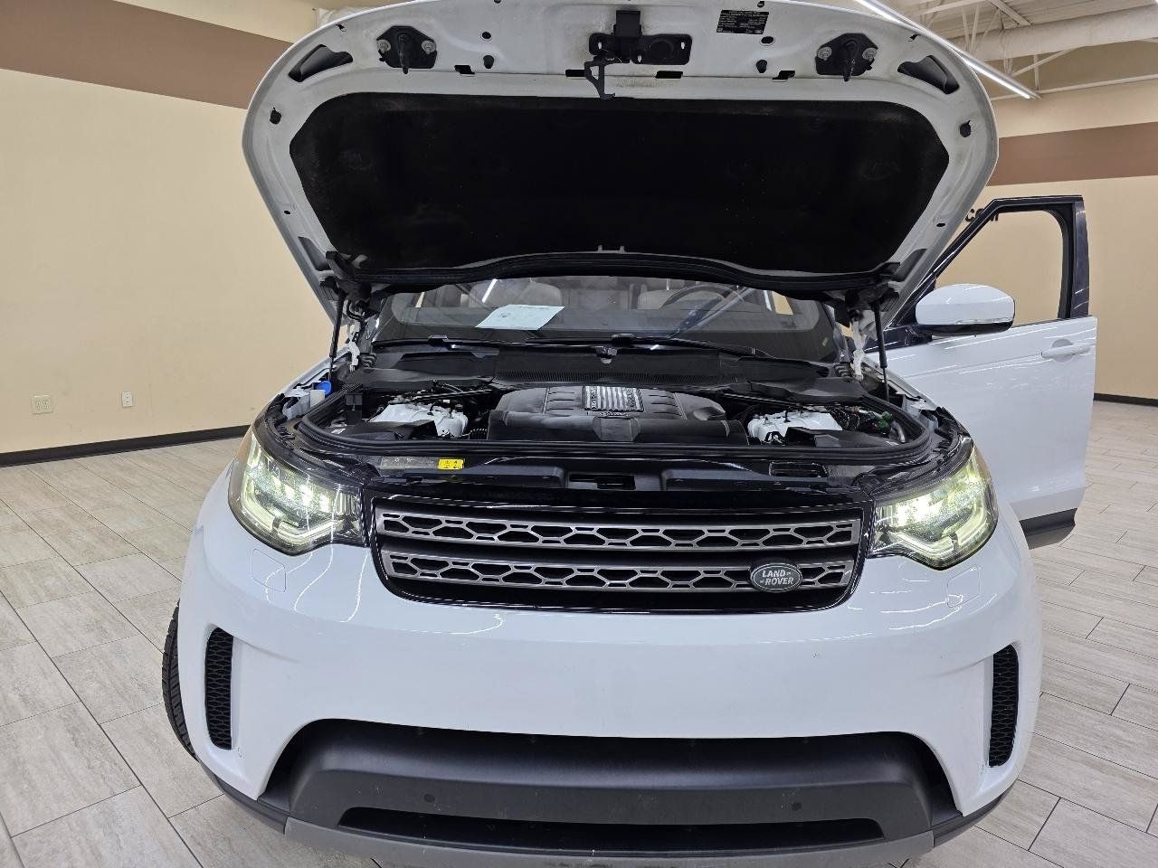 Used 2019 Land Rover Discovery SE AWD/4WD image 47