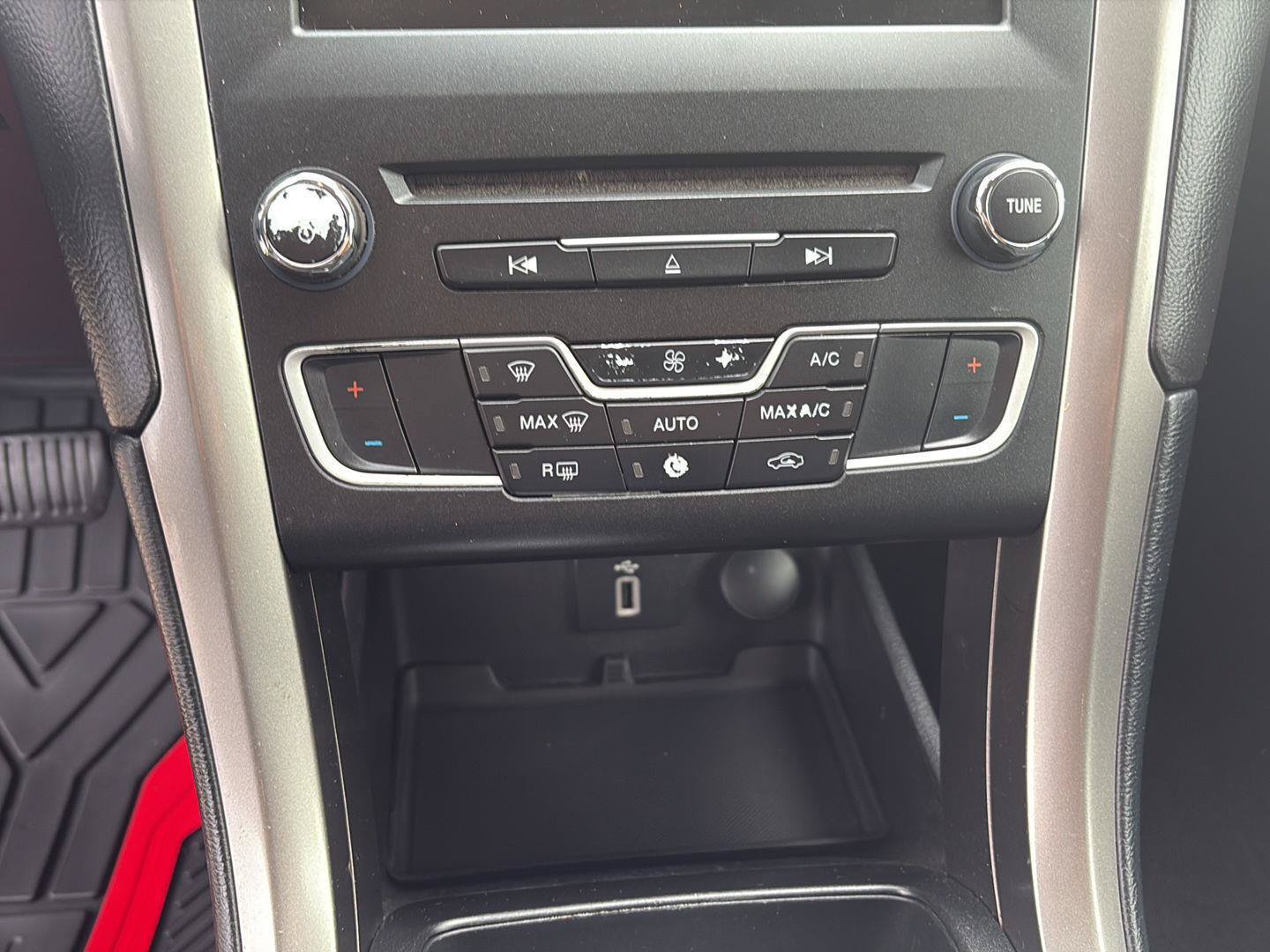 Used 2017 Ford Fusion SE w/ Fusion SE Technology Package FWD image 11