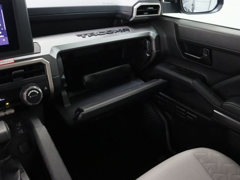 Certified 2025 Toyota Tacoma SR5 AWD/4WD image 23