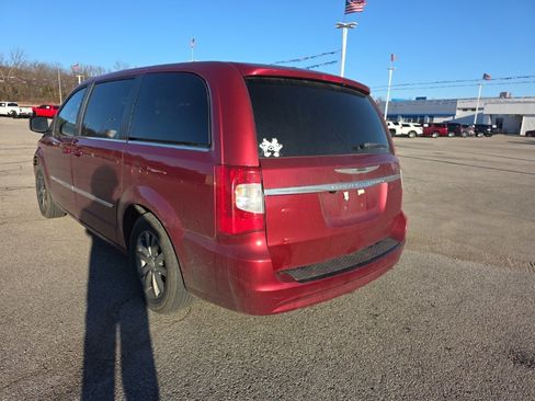 Used 2015 Chrysler Town & Country S image 7