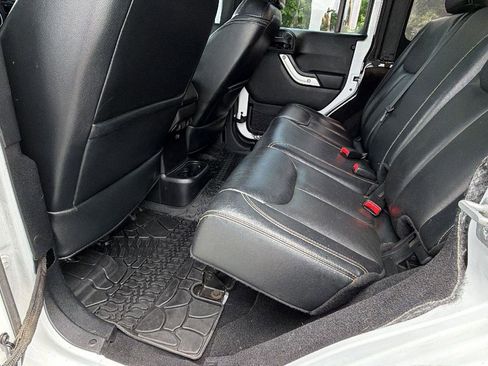 Used 2015 Jeep Wrangler Unlimited Rubicon AWD/4WD image 19
