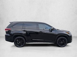 Used 2019 Toyota Highlander SE FWD video 4