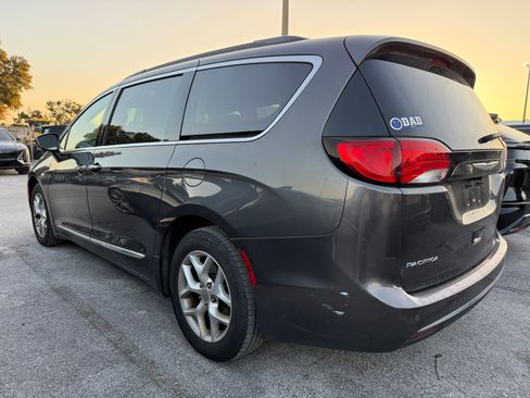 Used 2017 Chrysler Pacifica Touring-L w/ Tire & Wheel Group image 2
