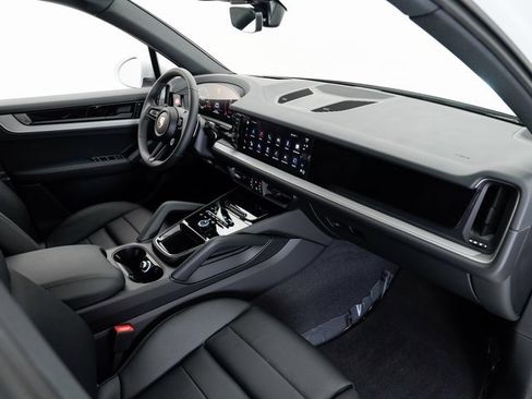 New 2025 Porsche Cayenne image 22