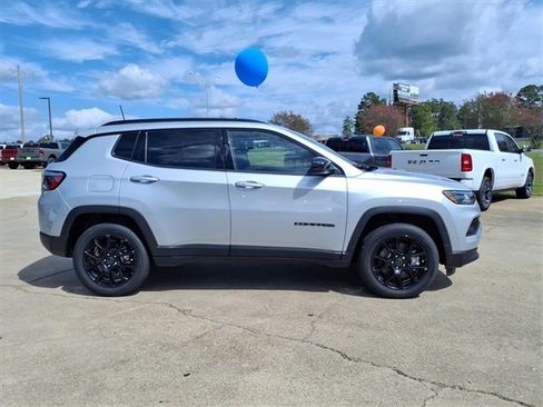 New 2026 Jeep Compass Latitude image 2