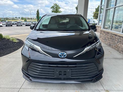 Used 2025 Toyota Sienna LE FWD image 3