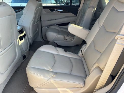 Used 2019 Cadillac Escalade Luxury AWD/4WD image 13