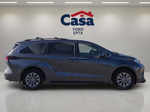 Used 2025 Toyota Sienna XLE image 2