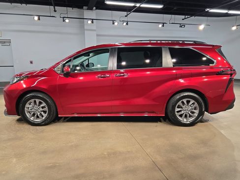 Used 2023 Toyota Sienna XLE FWD image 4