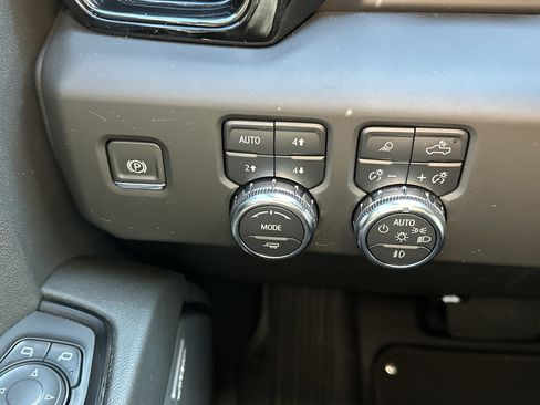 Certified 2025 GMC Sierra 2500 AT4 w/ AT4 Premium Plus Package image 28