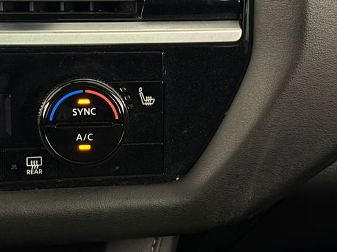 Used 2025 Nissan Pathfinder SV FWD image 17