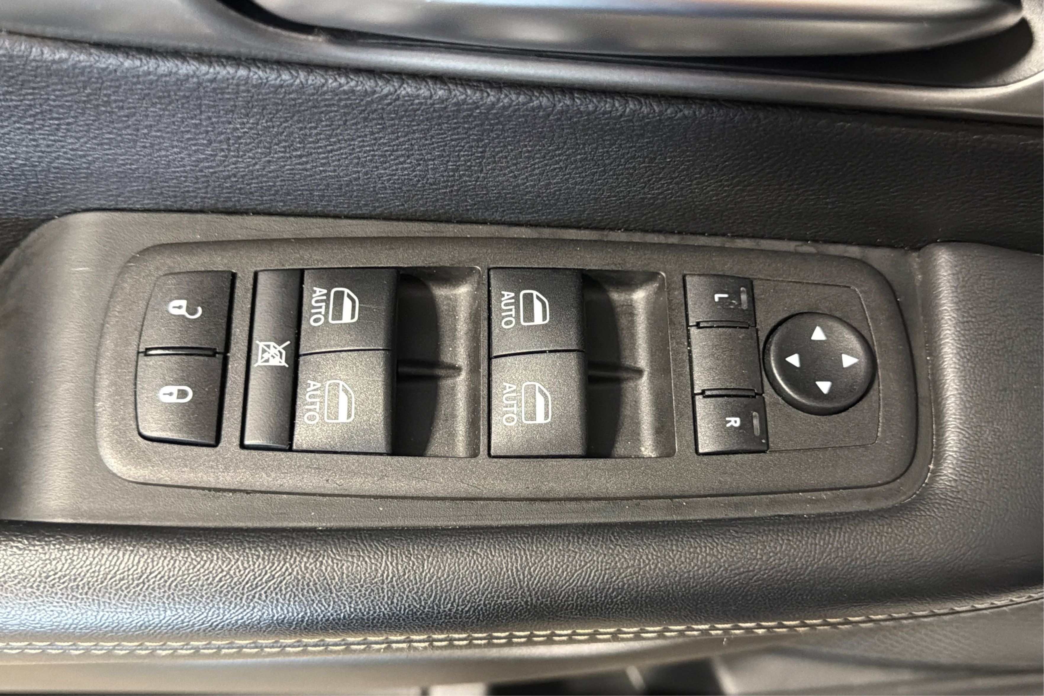 Used 2025 Chrysler Pacifica Select FWD image 16