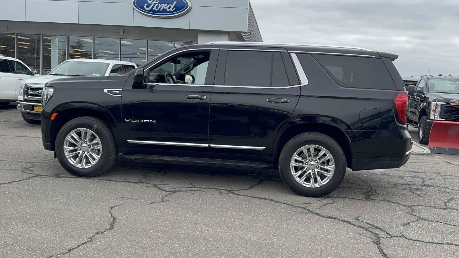 Used 2024 GMC Yukon SLT AWD/4WD image 3