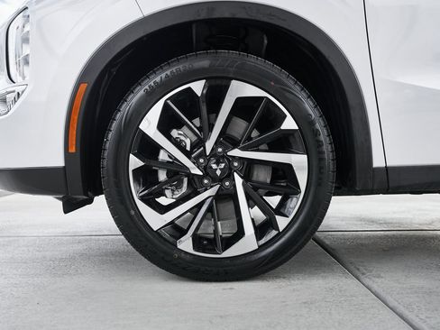 Used 2023 Mitsubishi Outlander SE image 3