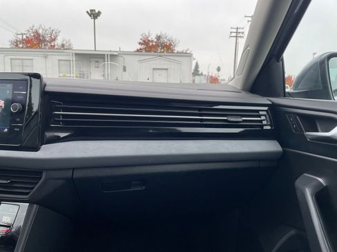 Used 2025 Volkswagen Jetta SE image 35